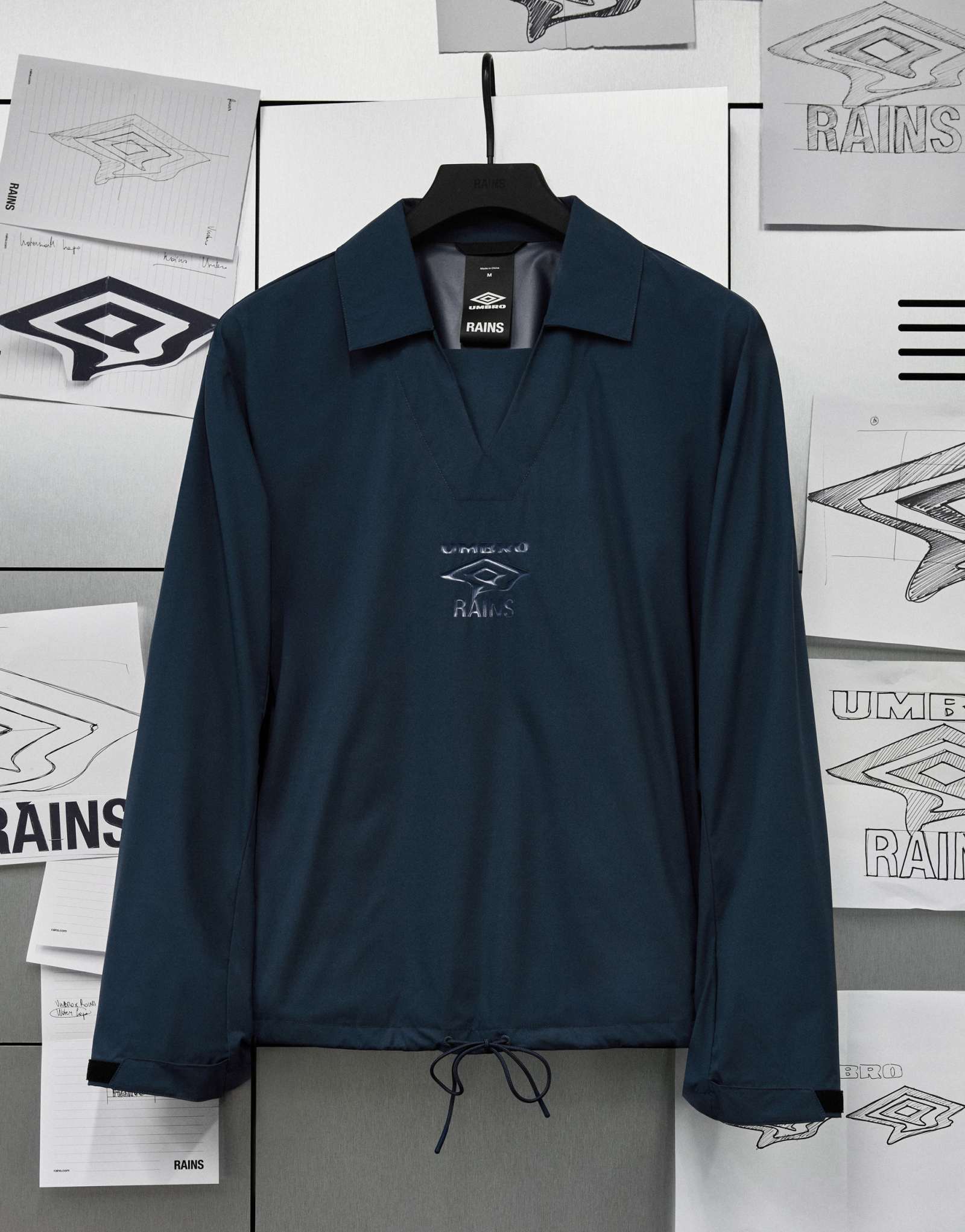 Непромокаемый топ с v-образным вырезом и воротником Rains X Umbro Drill синего цвета