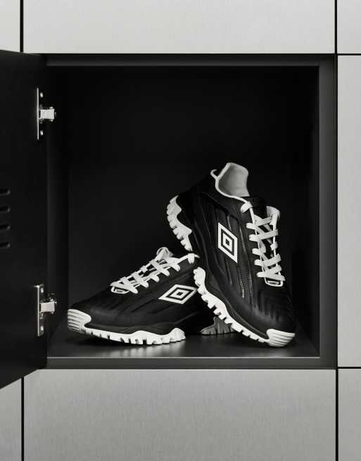 Rains x Umbro - Sneakers nere con dettagli bianchi e logo