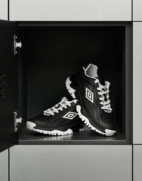 Rains x Umbro - Sorte sneakers med logo og hvide detaljer - view 1