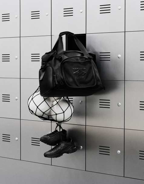 Rains x Umbro – Wasserdichte Utility-Beuteltasche in Schwarz - view 1