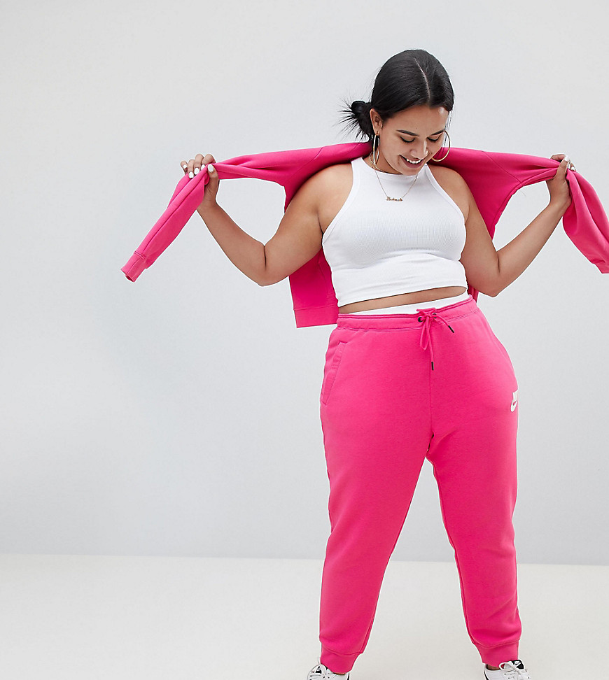 Rally Plus Size-joggingbukser i lyserød med swoosh-logo fra Nike-Pink