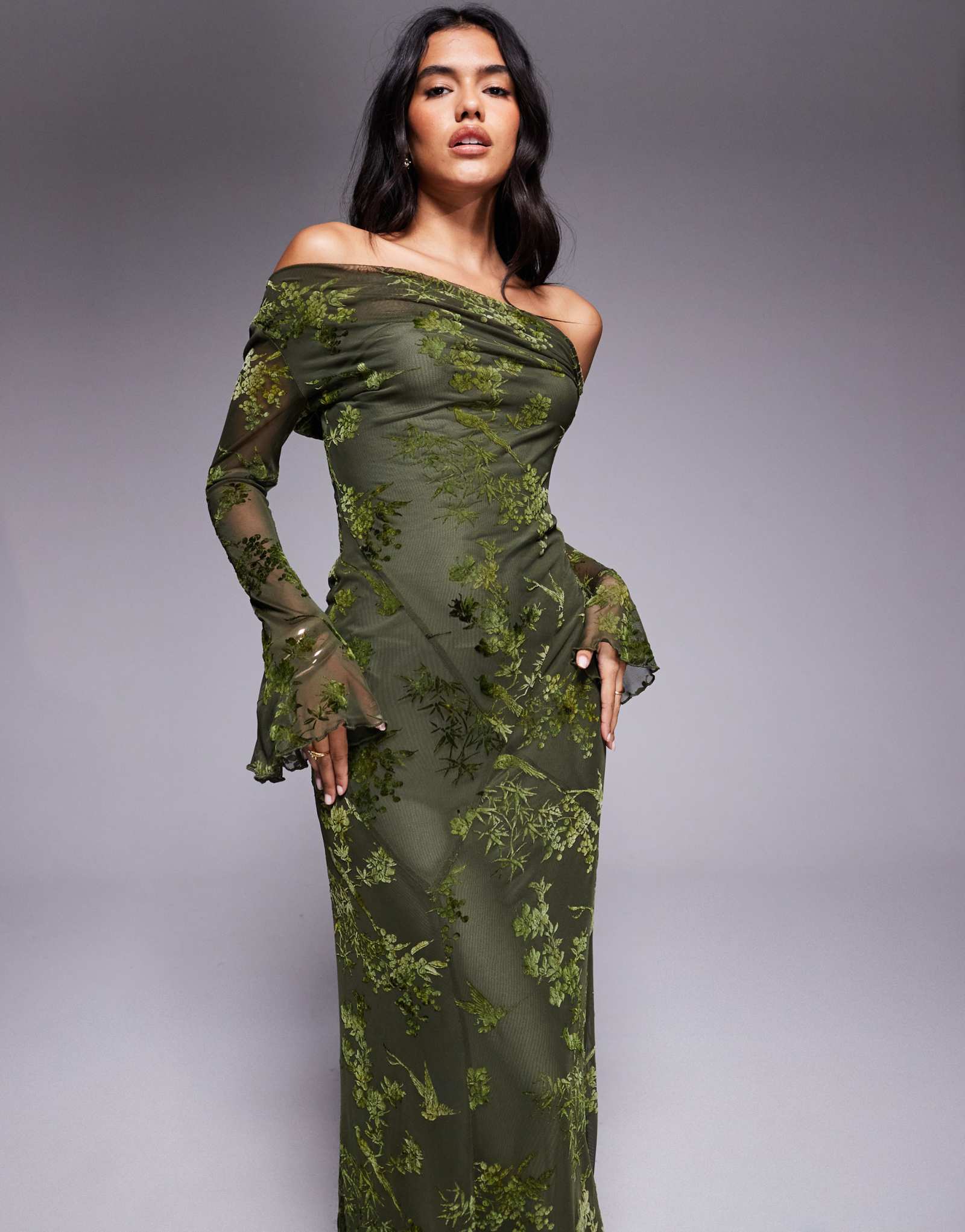 Редкое лондонское платье макси с открытыми плечами и расклешенными рукавами-фонариками оливкового цвета в цветочек