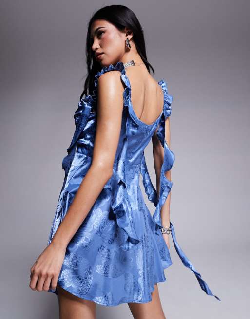 Rare London – Kurzes Skater-Kleid aus Satin mit geraffter Brustpartie, Rüschen und blauem Schmetterlingsmuster