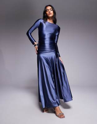 Rare London - Maxikleid aus Jersey-Satin in Dunkelblau mit luftigem Rock, geraffter Taille und Seitenschlitz-Marineblau