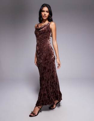 Rare London - Maxikleid in Braun mit abfallender Schulterpartie und Blumenmuster in Ausbrenner-Optik-Brown