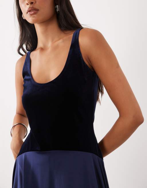 Rare London Maxikleid mit U-Ausschnitt, Samt-Satin und Hochglanz in Marineblau, 2 von 4