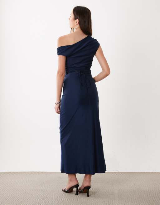 Rare London offshoulder maxikjole med rynket sidedetalje i navy, 2 af 4