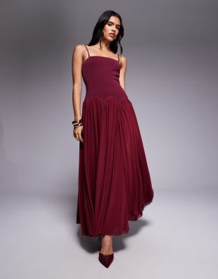 Rare London - Plissiertes Camisole-Maxikleid in Burgunderrot mit tiefer Taille mit Bogenkante