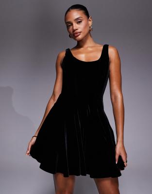 Rare London - Premium - Kurzes Skater-Kleid aus Samt in Schwarz mit Faltenrock und U-Ausschnitt