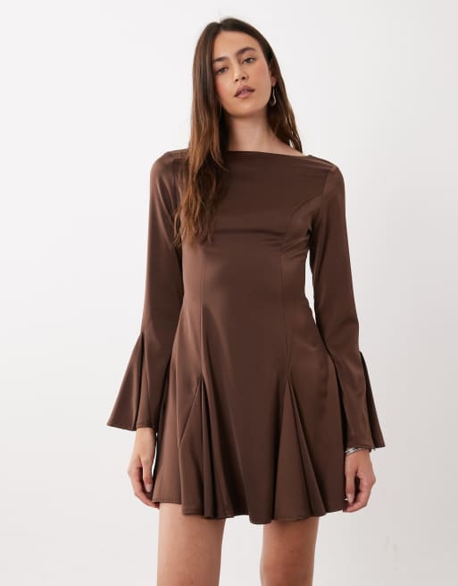 Rare London robe courte en satin à manches évasées et jupe plissée couleur chocolat, 2 de 4