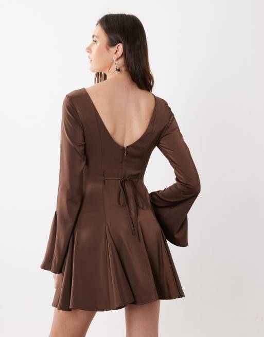 Rare London robe courte en satin à manches évasées et jupe plissée couleur chocolat, 4 de 4