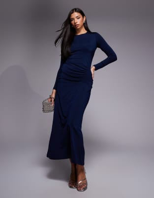 Rare London - Robe longue en satin à smocks - Bleu marine
