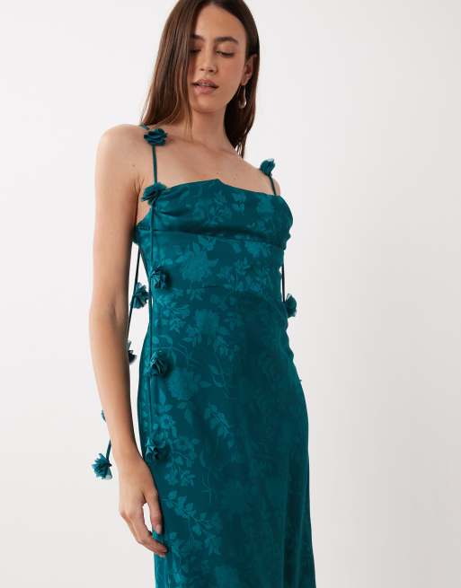 Rare London satin jacquard maxiklänning med blomsterbandsdetalj i teal, 3 av 4