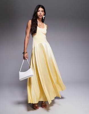 Rare London - Satin-Maxikleid in Gelb mit tiefer Taille und U-Ausschnitt