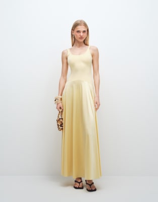 Rare London - Satin-Maxikleid in Gelb mit tiefer Taille und U-Ausschnitt