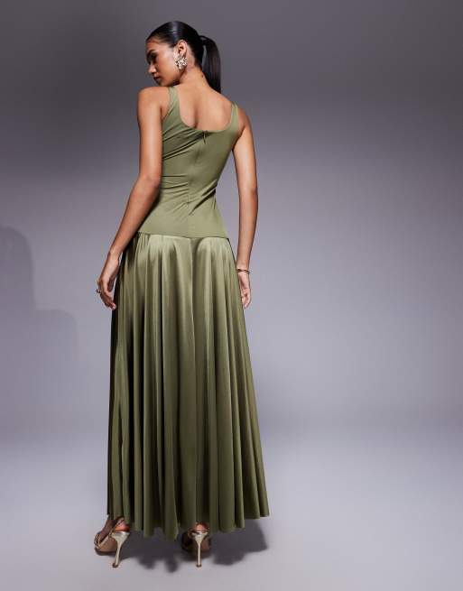 Rare London – Satin-Maxikleid in Olivgrün mit U-Ausschnitt und tiefer Taille, 2 von 4