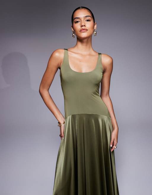 Rare London – Satin-Maxikleid in Olivgrün mit U-Ausschnitt und tiefer Taille, 3 von 4