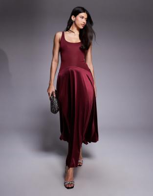 Rare London - Satin-Maxikleid in Rot mit tiefer, seitlich abfallender Taille und U-Ausschnitt