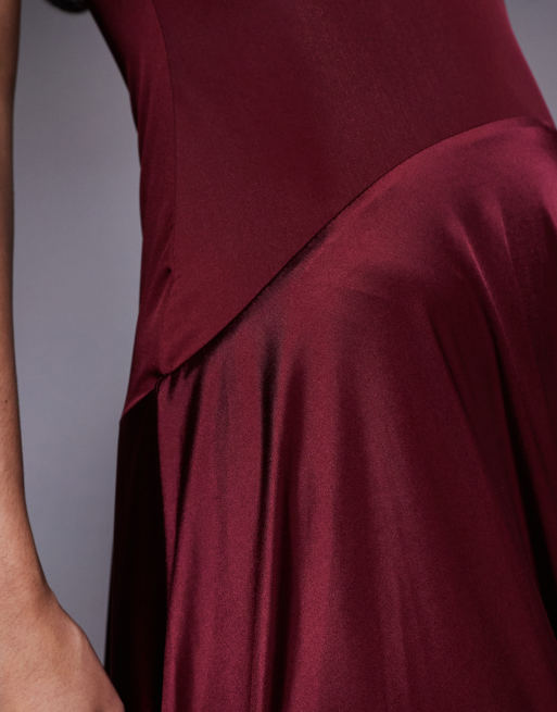 Rare London – Satin-Maxikleid in Rot mit tiefer, seitlich abfallender Taille und U-Ausschnitt, 4 von 4