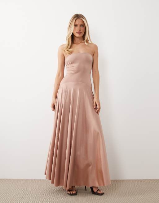 Rare London – Trägerloses Maxikleid aus Stretch-Satin in Hellrosa mit tiefer Taille, 2 von 4