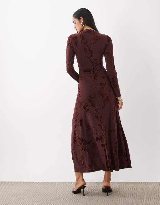 Rare London vestito lungo maxi a maniche lunghe con arricciature, effetto dévoré floreale, bordeaux, 4 di 4