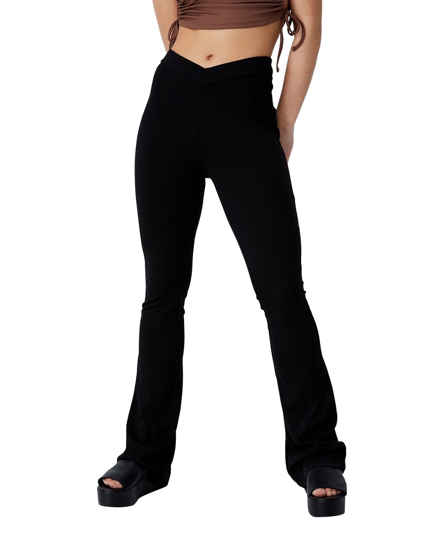 фото Расклешенные брюки из трикотажа с заниженной талией и v-образным вырезом спереди cotton:on-черный цвет