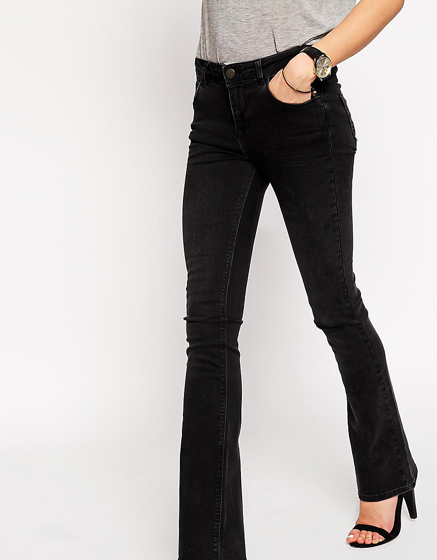 фото Расклешенные джинсы из выбеленного черного денима с рваными коленями asos petite-черный