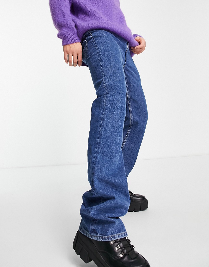 фото Расклешенные джинсы темно-синего цвета с выбеленным эффектом asos design-голубой