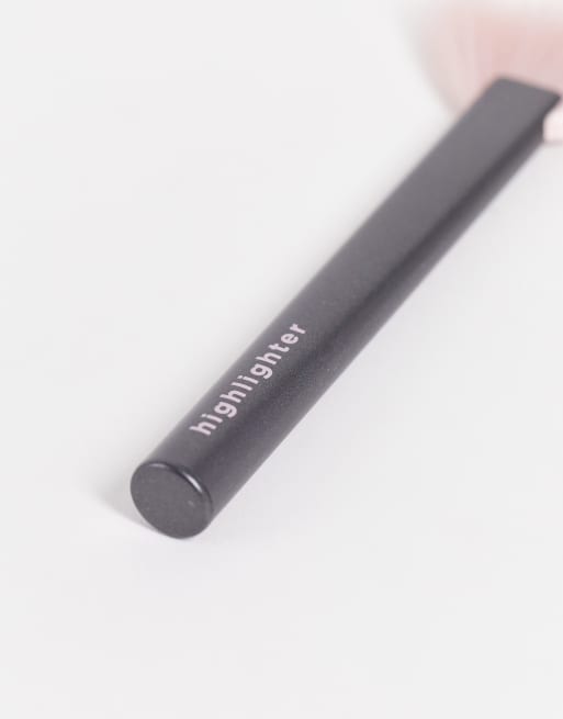 Real Techniques Easy as 1 2 3 Highlighter Brush, 4 of 4
