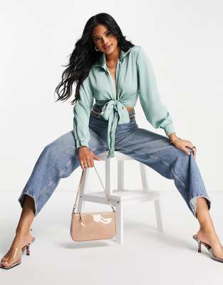 Rebellious Fashion - Camicia verde salvia annodata sul davanti con scollo profondo