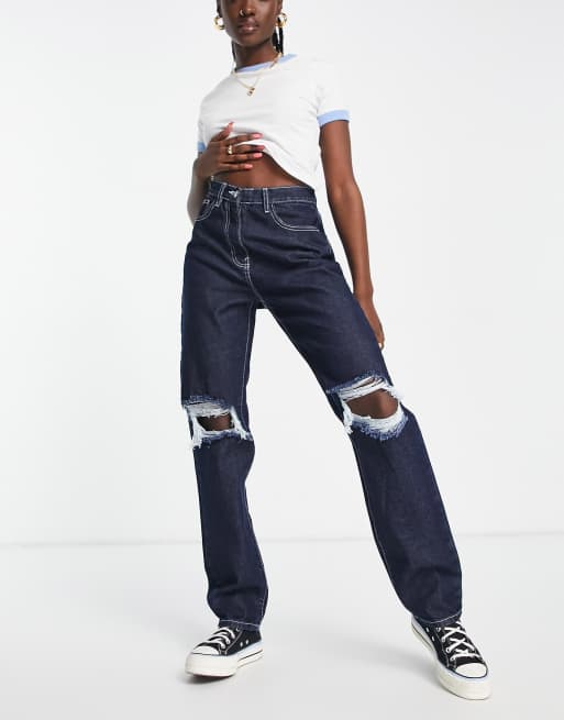 Rebellious Fashion – Extra lange Jeans mit mittlerer Indigo-Waschung und Used-Optik an den Knien