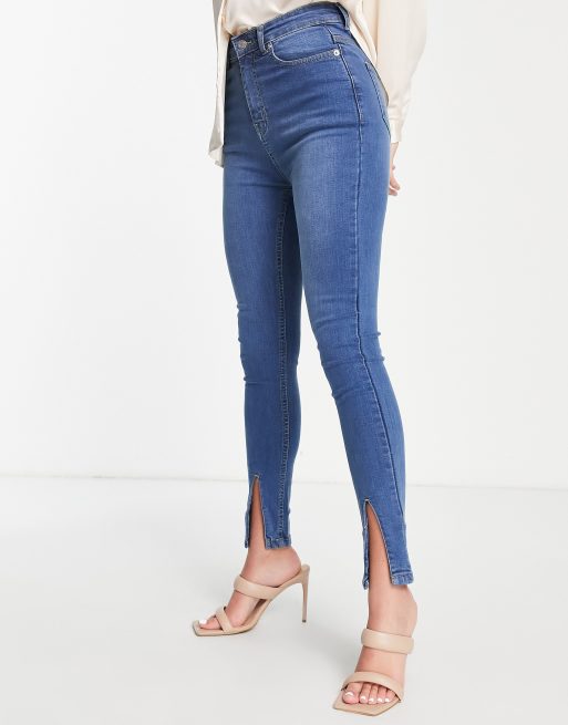 Rebellious Fashion – Jeans in Mittelblau mit engem Schnitt und Schlitzen vorne