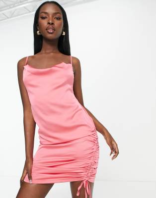 rebellious fashion - vestito corto con scollo sciallato e arricciature laterali rosa