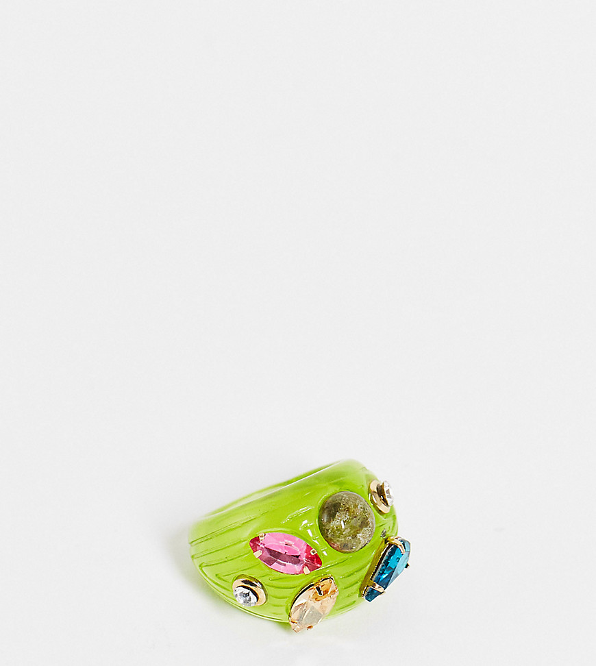 фото Ребристое полимерное кольцо лаймового цвета со стразами designb-зеленый цвет designb london curve