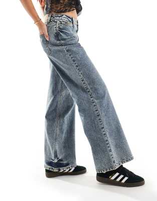 Reclaimed Vintage 00s low rise jean in blue acid wash | ASOS
