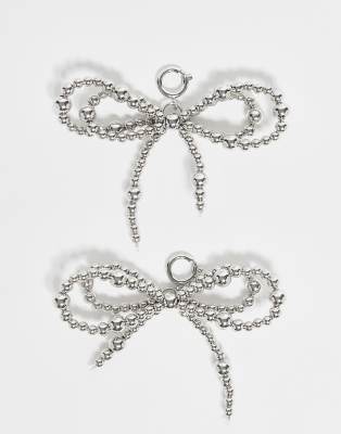 Reclaimed Vintage - 2er-Pack silberfarbene Taschen- und Schuhanhänger im Schleifen-Design