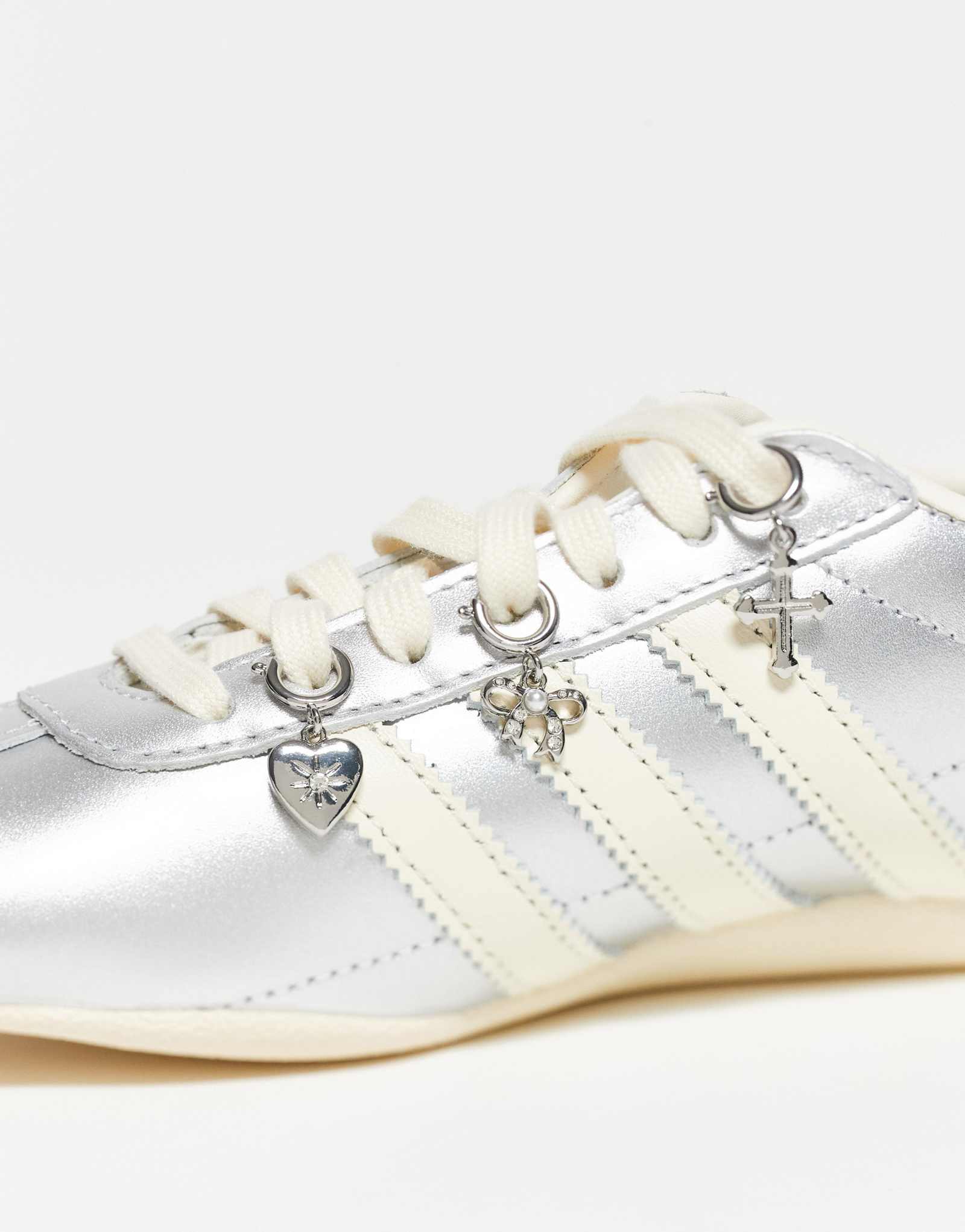 Восстановленные винтажные брелоки для обуви и сумок в количестве 3 штук с серебряным крестом, сердечком и бантом