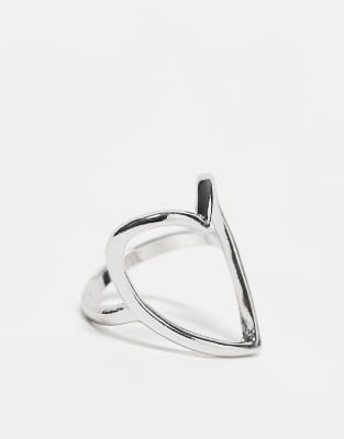 Reclaimed Vintage - Anello oversize color argento a forma di cuore