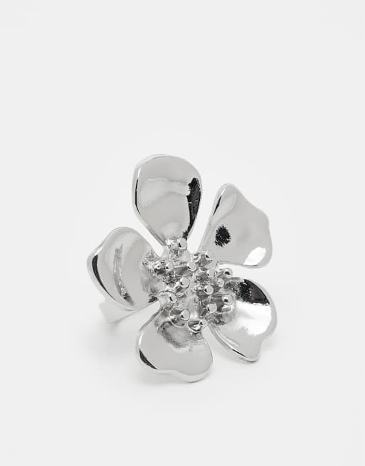 Reclaimed Vintage - Anello oversize color argento a forma di fiore