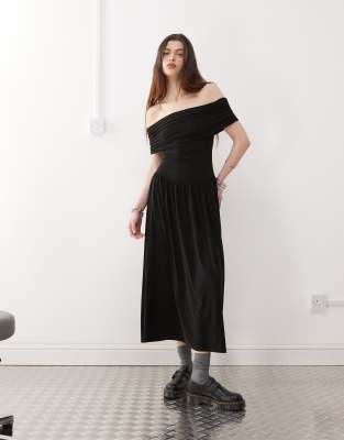 Reclaimed Vintage - Anschmiegsames, trägerloses Kleid mit tiefer Taille-Schwarz