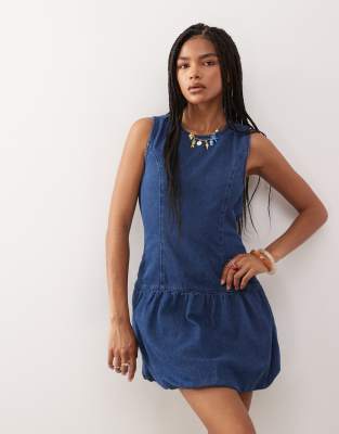 Reclaimed Vintage - Ärmelloses Minikleid aus Denim in Indigoblau mit Ballonsaum