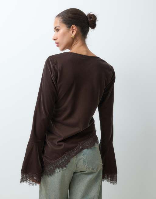 Reclaimed Vintage asymmetric velvet blouse with flare sleeve in chocolate, 4 of 5