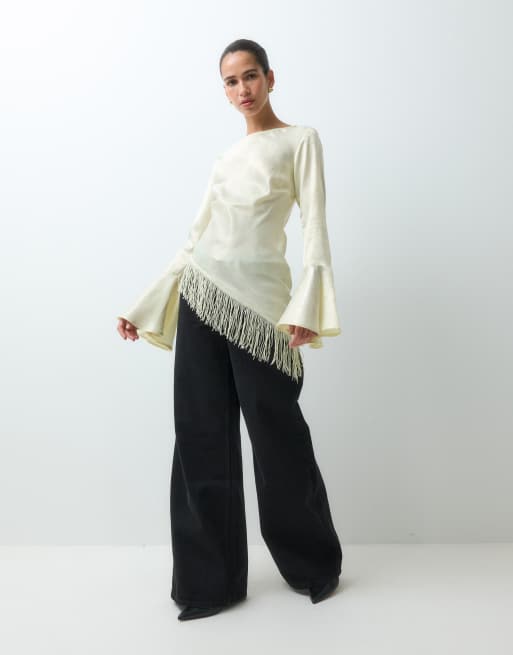 Reclaimed Vintage asymmetrisk satin-jacquard bluse med ærme med svaj i elfenben, 1 af 5
