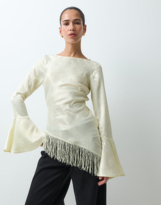 Reclaimed Vintage asymmetrisk satinjacquardblus med utsvängd ärm i elfenben, 2 av 5