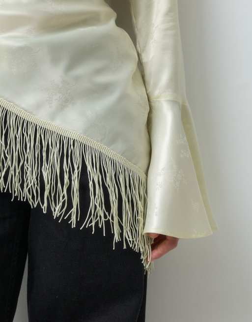 Reclaimed Vintage asymmetrisk satinjacquardblus med utsvängd ärm i elfenben, 3 av 5