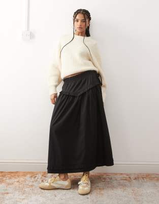 Reclaimed Vintage - Ausgestellter Midirock in Schwarz mit Rüschendetail an Taille und Saum-Bunt