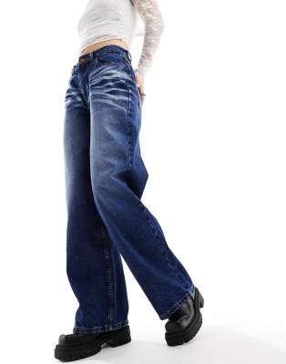 Reclaimed Vintage - Baggy-Jeans im Stil der 2000er in verwaschenem Blau