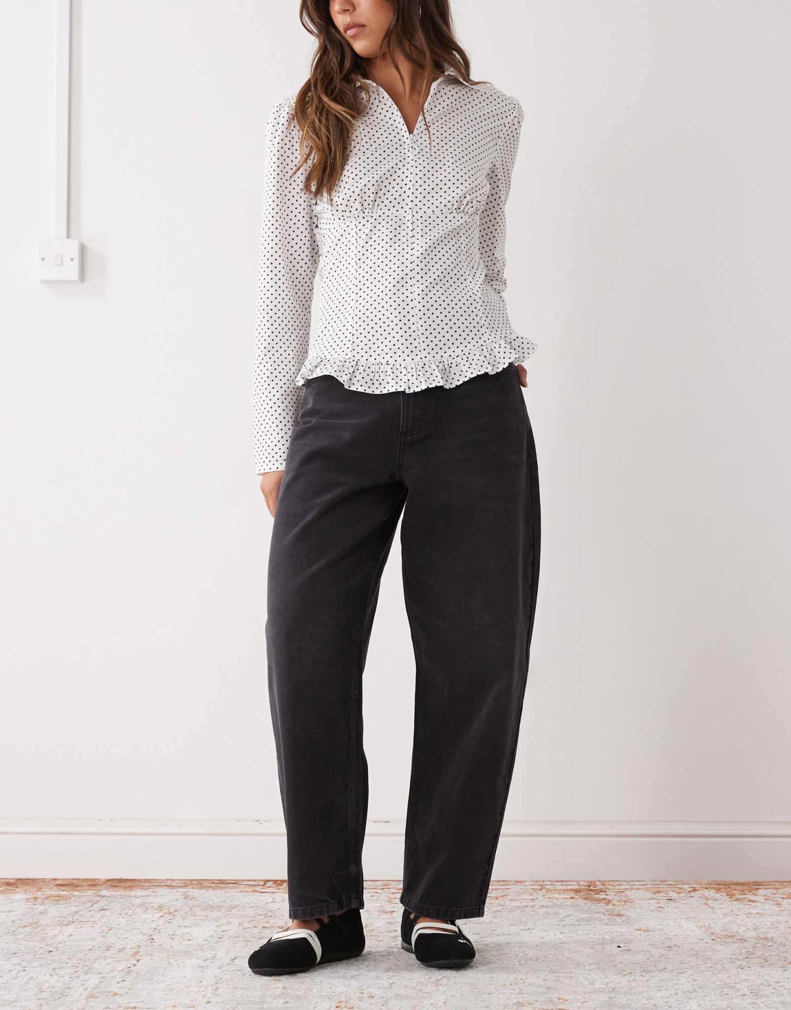 Восстановленные винтажные джинсы-бочкообразки черного цвета