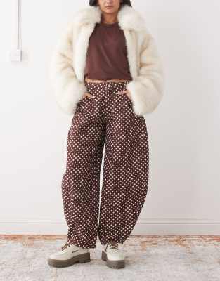 Reclaimed Vintage - Barrel-Leg-Jeans in Braun mit Polka-Dot-Muster-Brown