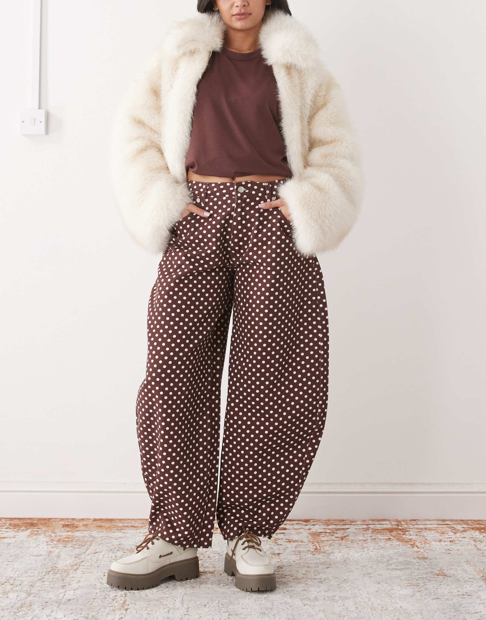 Восстановленные винтажные джинсы-бочонки с коричневым принтом в горошек